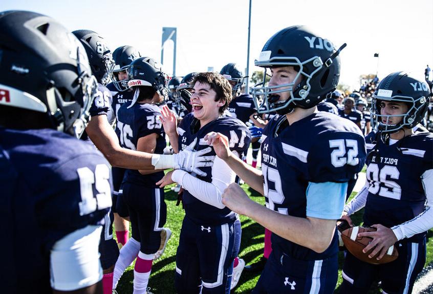 保利预科 足球 team cheering after a win